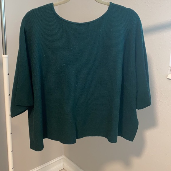 green knit top with wide sleeves - Picture 2 of 3